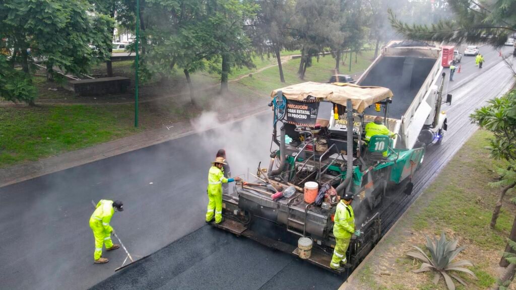 Maquinaria trabaja en la rehabilitación del periférico norte de Morelia.