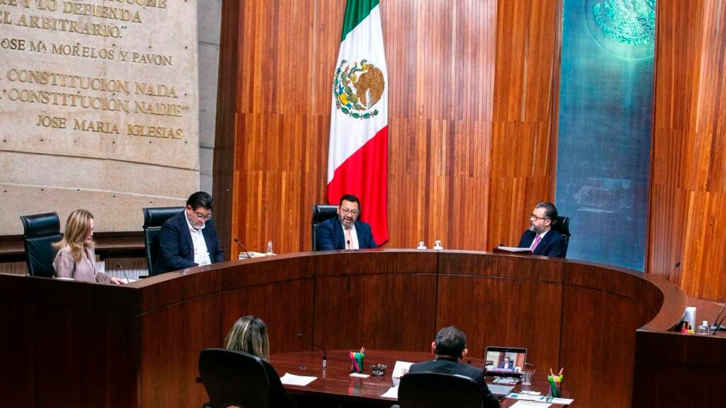 La Sala Superior del TEPJF confirmó este miércoles la destitución de cuatro integrantes del Consejo General del IEM, al declarar legal la resolución del INE que los removió por invadir una facultad exclusiva del Congreso del Estado.