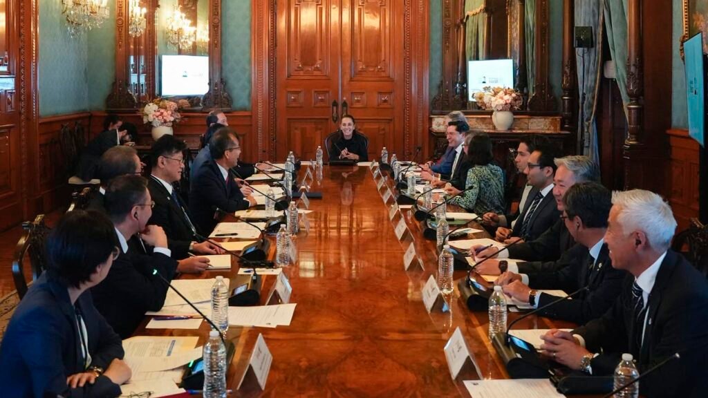 La presidenta Claudia Sheinbaum durante una reunión con empresarios japoneses en Palacio Nacional.