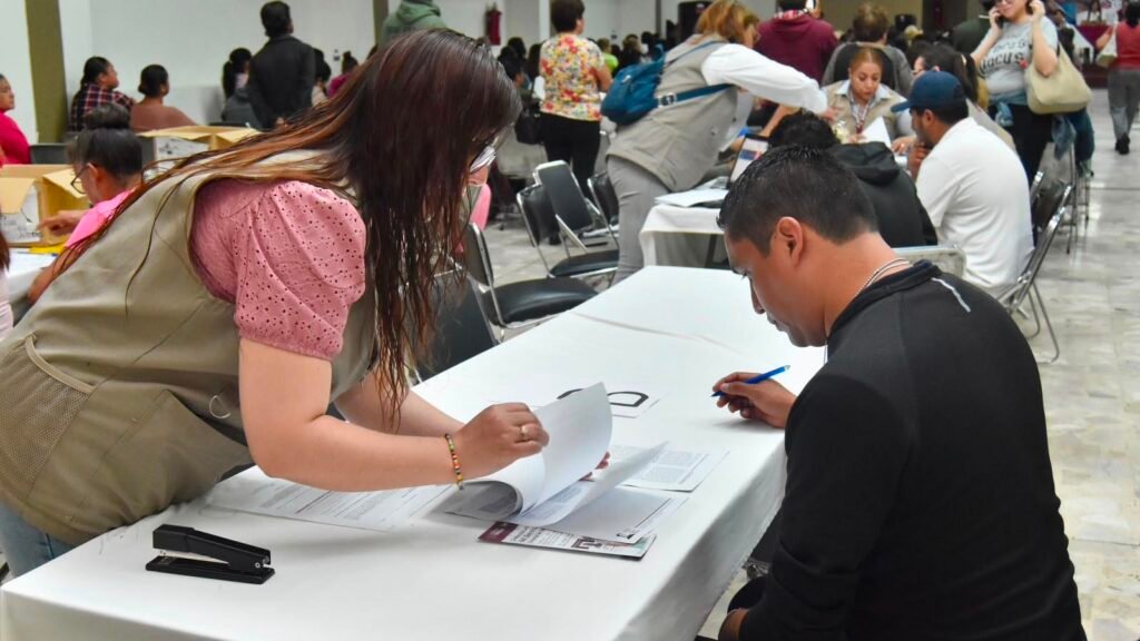 Personas beneficiarias realizan el trámite de firma de convenios del Programa Vivienda para el Bienestar.