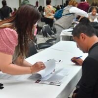 Personas beneficiarias realizan el trámite de firma de convenios del Programa Vivienda para el Bienestar.