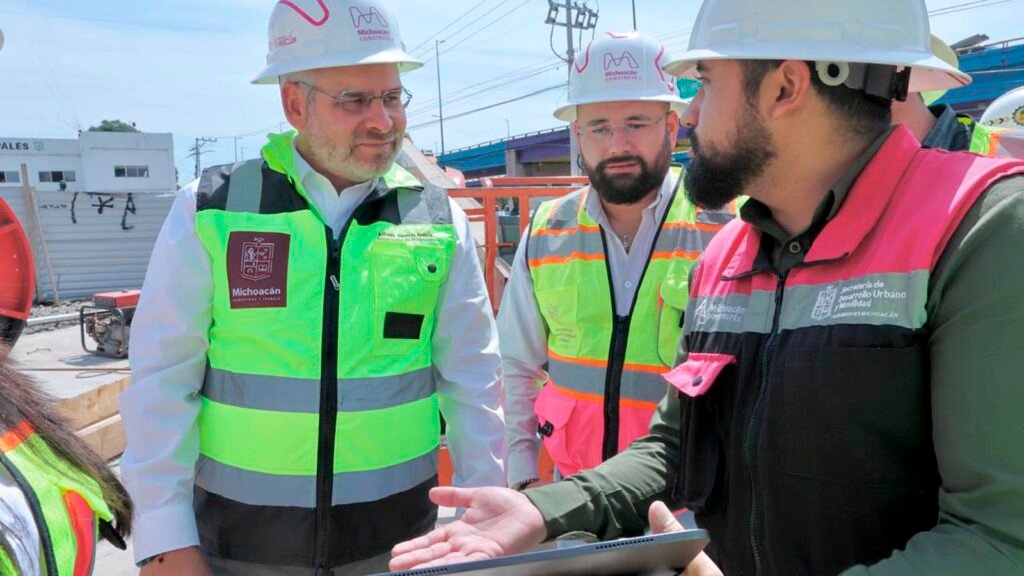 Alfredo Ramírez Bedolla supervisa la instalación del cable portador del teleférico de Morelia.