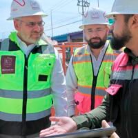 Alfredo Ramírez Bedolla supervisa la instalación del cable portador del teleférico de Morelia.