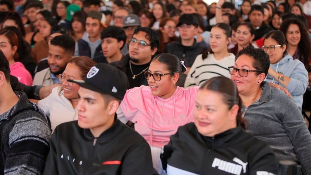 Alma Herrera Márquez durante una reunión para ampliar la oferta educativa de la Universidad Nacional Rosario Castellanos.