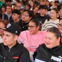 Alma Herrera Márquez durante una reunión para ampliar la oferta educativa de la Universidad Nacional Rosario Castellanos.