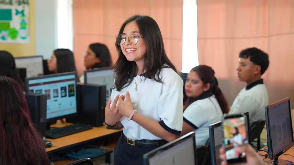 Jóvenes estudiantes durante el periodo de inscripción a los Bachilleratos Margarita Maza en Michoacán.