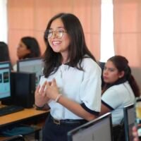 Jóvenes estudiantes durante el periodo de inscripción a los Bachilleratos Margarita Maza en Michoacán.