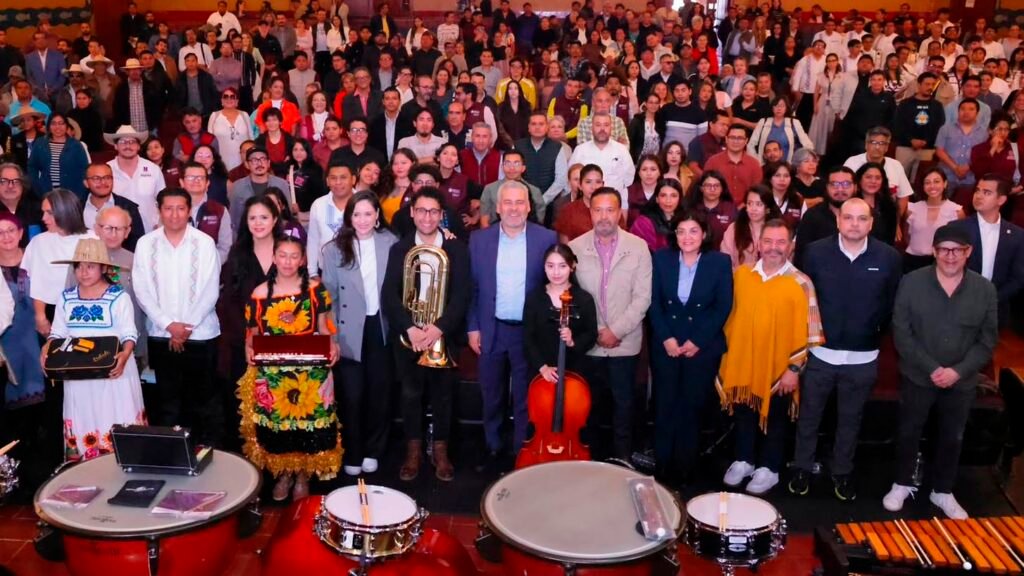 Alfredo Ramírez Bedolla y Claudia Curiel entregan instrumentos musicales en Pátzcuaro