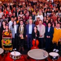 Alfredo Ramírez Bedolla y Claudia Curiel entregan instrumentos musicales en Pátzcuaro