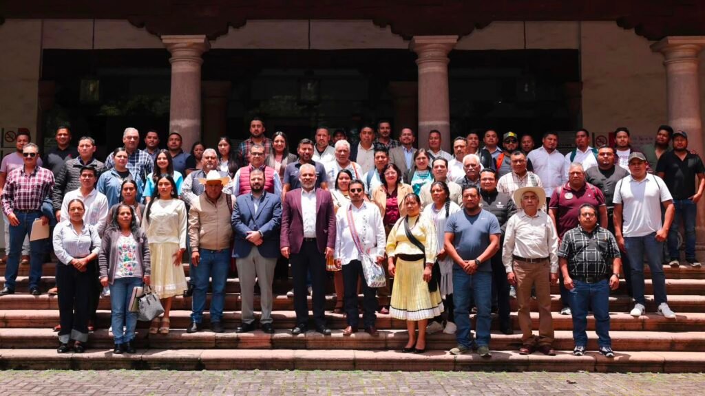 Bedolla acuerda obras y seguridad con comunidades indígenas de Michoacán