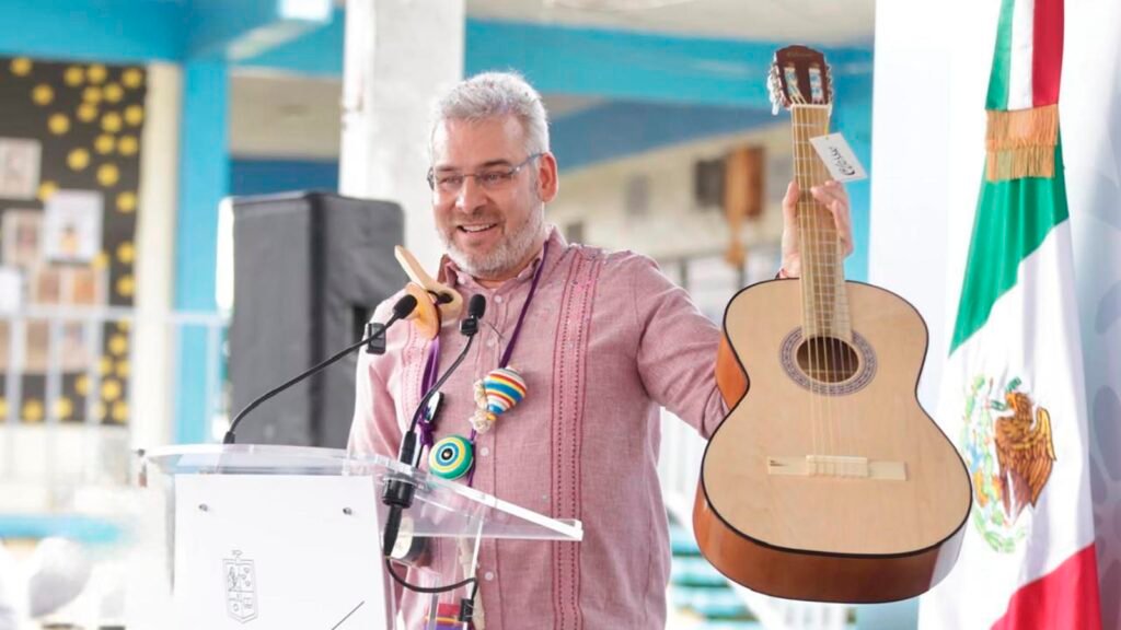 Más de 10 mil guitarras elaboradas por artesanos de Paracho llegarán en septiembre a secundarias de Michoacán para impulsar educación musical y economía local.