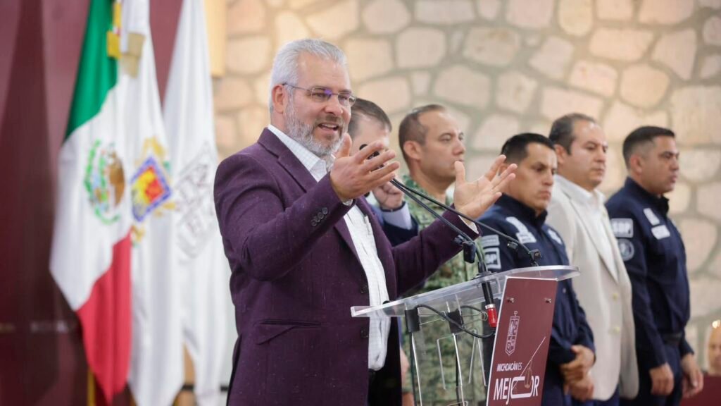 Alfredo Ramírez Bedolla informa sobre el decomiso de armas de fuego en Michoacán durante 2025.