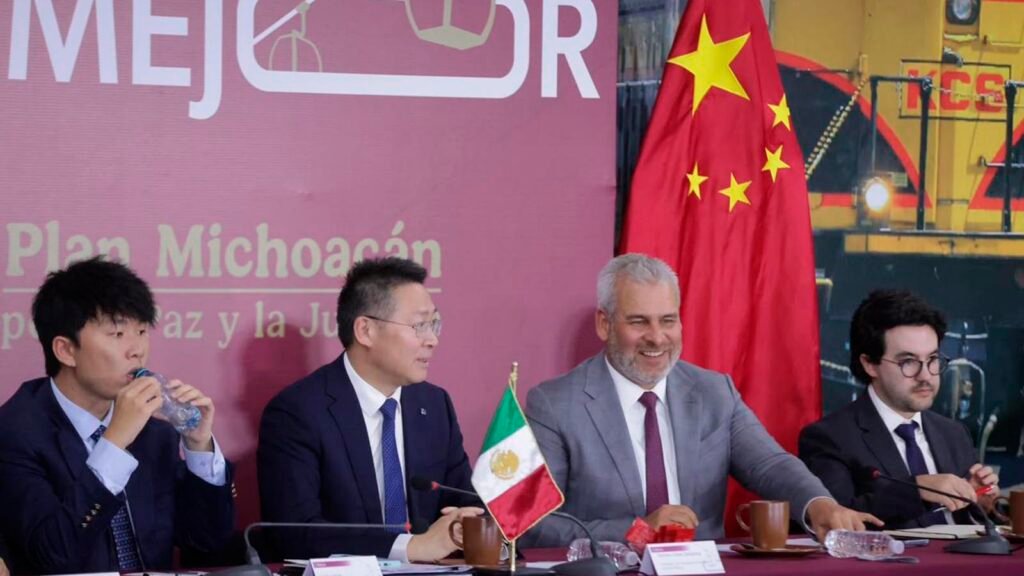 Alfredo Ramírez Bedolla y el embajador Chen Daojiang durante la reunión con empresarios en Morelia.