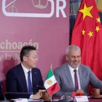 Alfredo Ramírez Bedolla y el embajador Chen Daojiang durante la reunión con empresarios en Morelia.