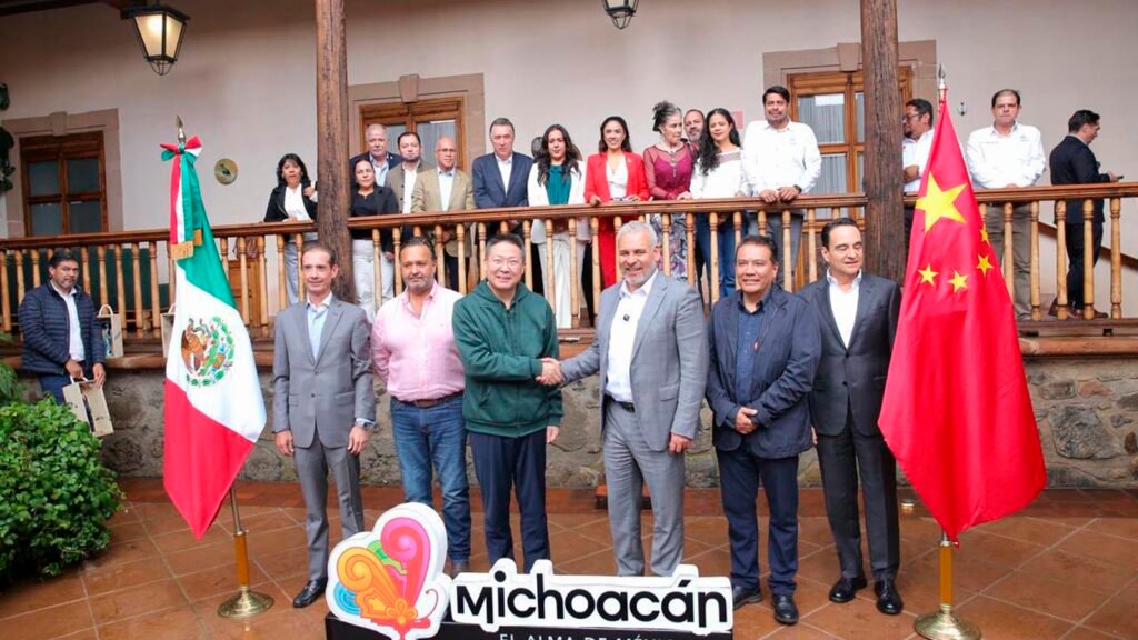 Alfredo Ramírez Bedolla y el embajador de China, Chen Daojiang, durante una reunión en Pátzcuaro.
