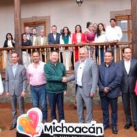 Alfredo Ramírez Bedolla y el embajador de China, Chen Daojiang, durante una reunión en Pátzcuaro.