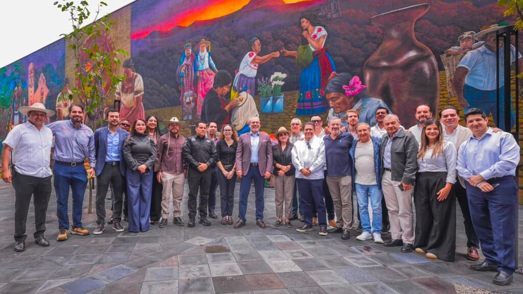 Alfredo Ramírez Bedolla y Grecia Quiroz durante una reunión con empresarios y representantes del sector productivo de Uruapan.
