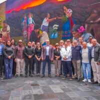 Alfredo Ramírez Bedolla y Grecia Quiroz durante una reunión con empresarios y representantes del sector productivo de Uruapan.