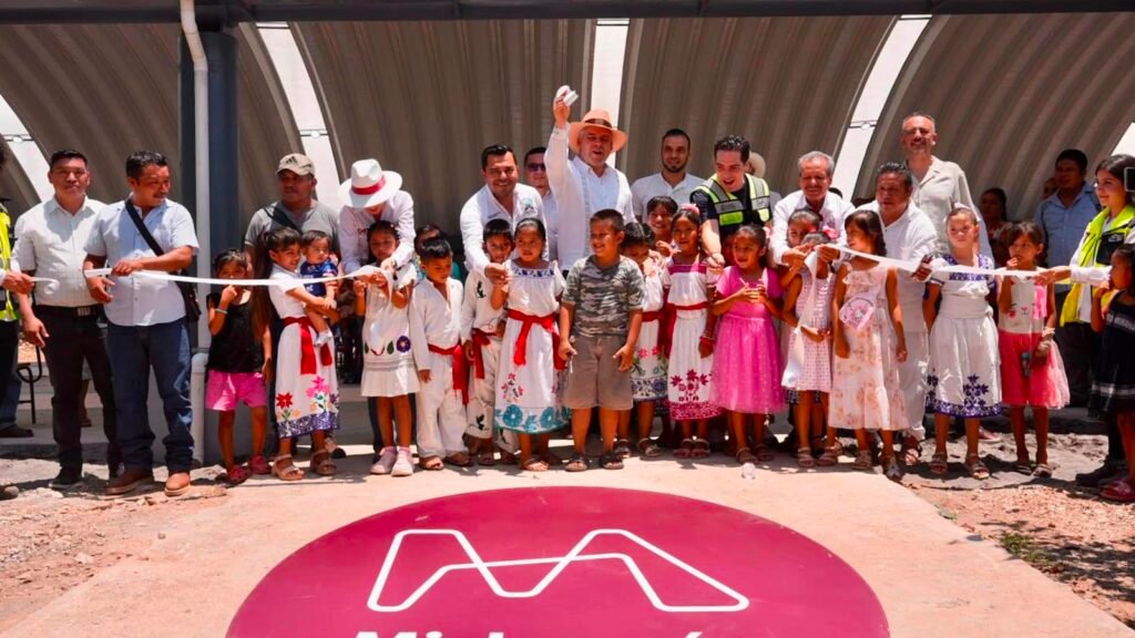 Alfredo Ramírez Bedolla inaugura la techumbre de la Primaria 18 de Marzo en Ixtapilla, Aquila.