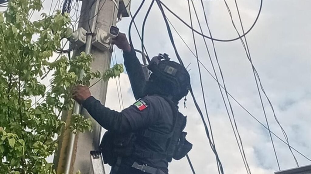 Fuerzas estatales y federales retiraron 12 cámaras instaladas en postes y árboles de Apatzingán y Buenavista, presuntamente utilizadas para labores de halconeo.