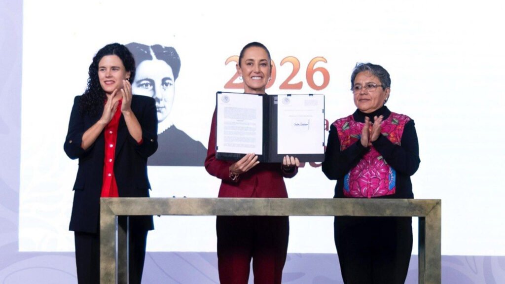 La presidenta Claudia Sheinbaum durante la firma del decreto para fortalecer la transparencia en el Gobierno de México.