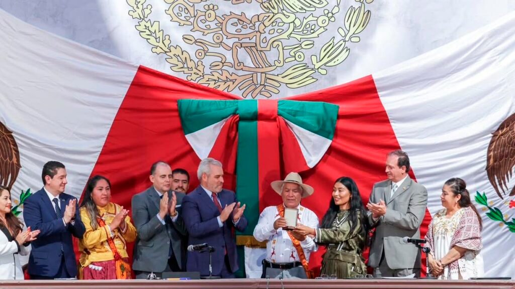 Comunidades mazahuas reciben Condecoración Suprema Junta Nacional Americana en Zitácuaro