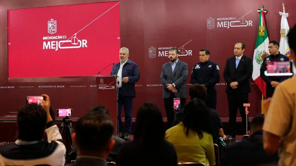 Autoridades estatales presentan estadísticas sobre la reducción de homicidios y los avances en materia de seguridad en Michoacán.