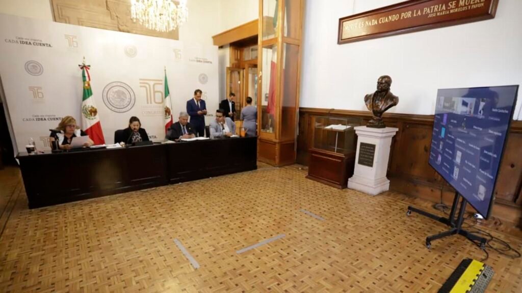 Recinto del Congreso del Estado de Michoacán durante una sesión solemne para la entrega de reconocimientos.