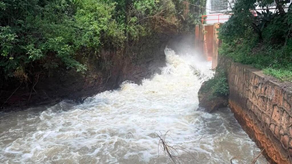 Desfogue controlado de la presa de Cointzio en Morelia, donde Conagua libera tres metros cúbicos de agua por segundo.