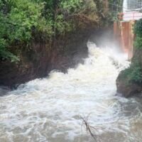 Desfogue controlado de la presa de Cointzio en Morelia, donde Conagua libera tres metros cúbicos de agua por segundo.
