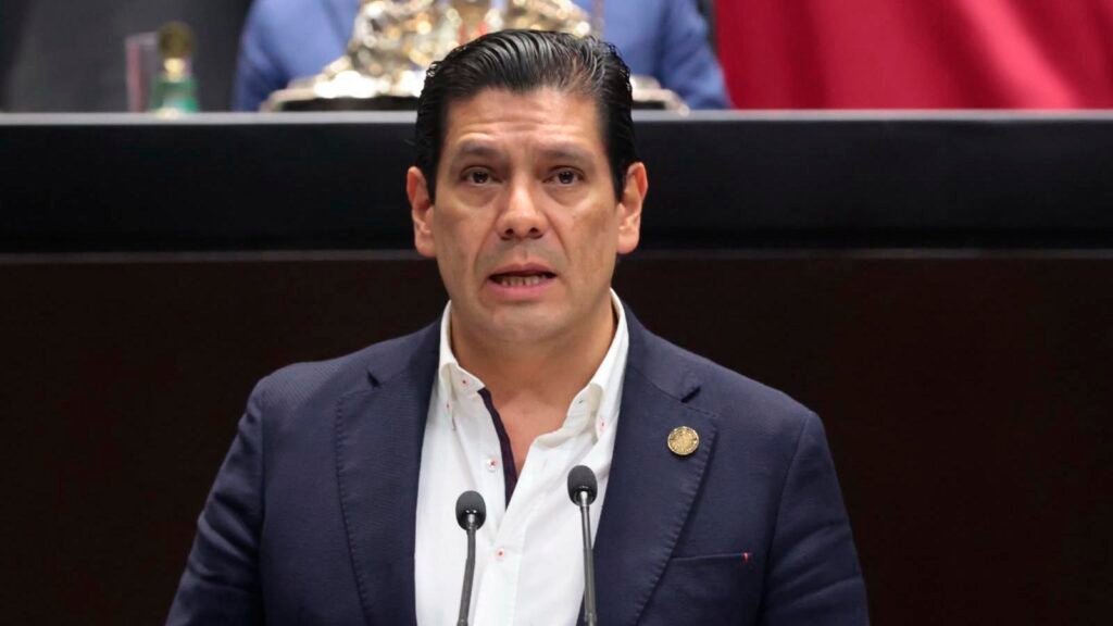 Diputado Ernesto Núñez Aguilar presenta una iniciativa desde la tribuna de la Cámara de Diputados para establecer plazos máximos en la resolución de siniestros de seguros de automóviles.