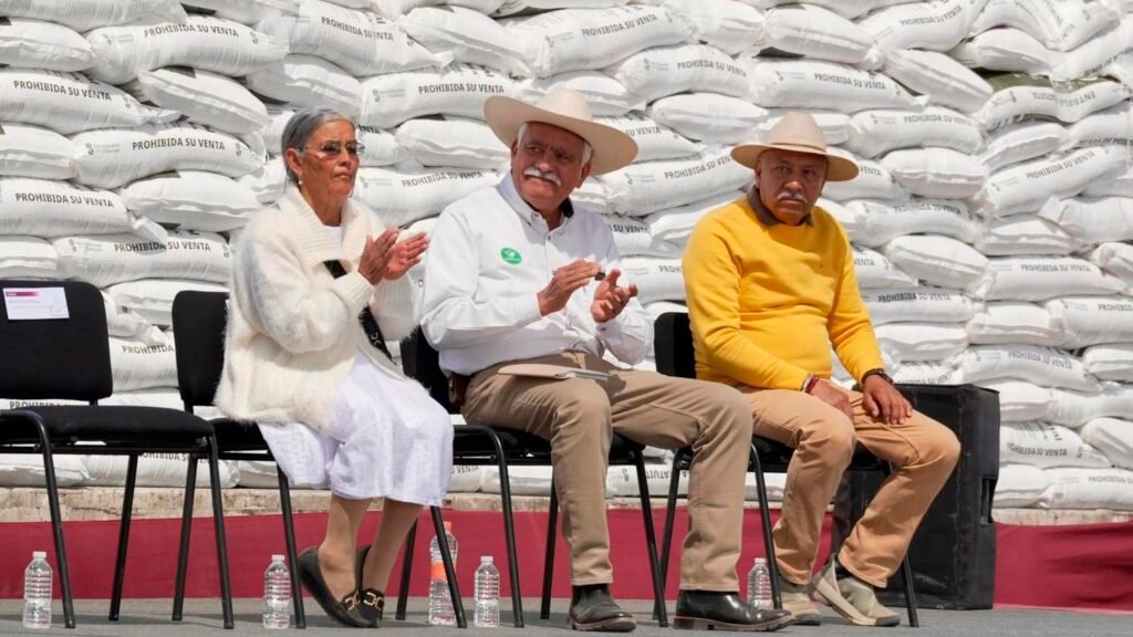 Entrega de fertilizantes a productores de maíz en Michoacán.