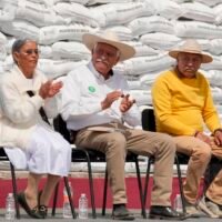 Entrega de fertilizantes a productores de maíz en Michoacán.