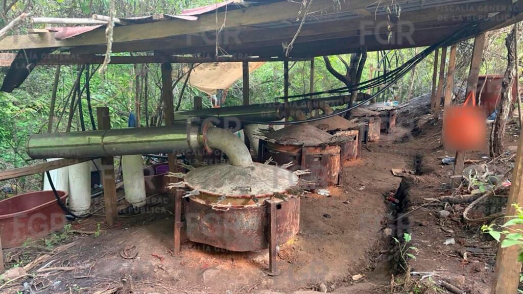 Presunto narcolaboratorio localizado entre Los Reyes y Peribán, Michoacán