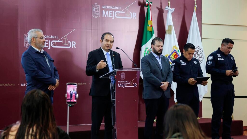 El encargado del despacho de la Fiscalía General del Estado, Israel Vega Rodríguez, presenta resultados sobre el combate a la extorsión en Michoacán.