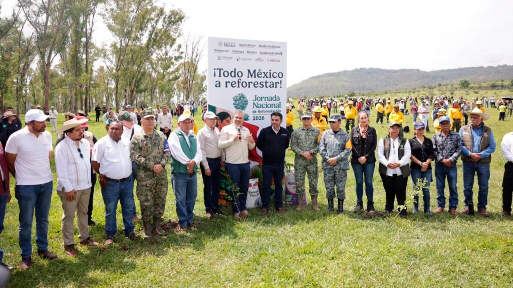 Habitantes y comunidades participan en la plantación de árboles durante la Jornada Nacional de Reforestación en Michoacán.