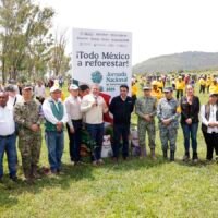 Habitantes y comunidades participan en la plantación de árboles durante la Jornada Nacional de Reforestación en Michoacán.