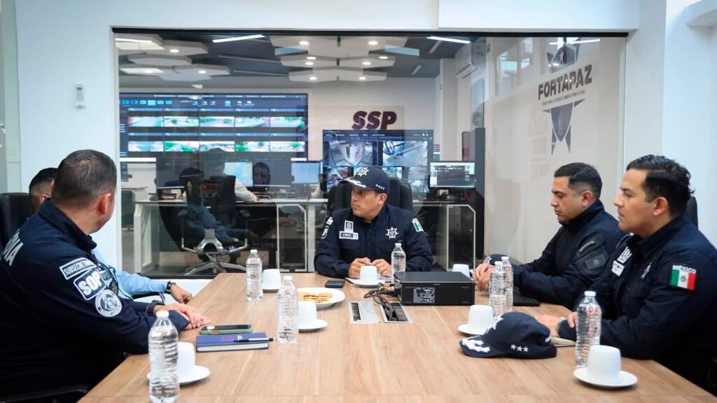 El secretario de Seguridad Pública, José Antonio Cruz Medina, durante una reunión con representantes del USDA en el C5 Uruapan.