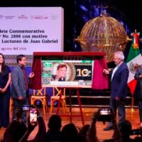 Billete conmemorativo de Juan Gabriel presentado por la Lotería Nacional por el décimo aniversario de su muerte.