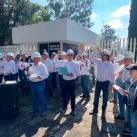 Jubilados de CFE protestan frente a las oficinas de la empresa en Morelia por sus pensiones.