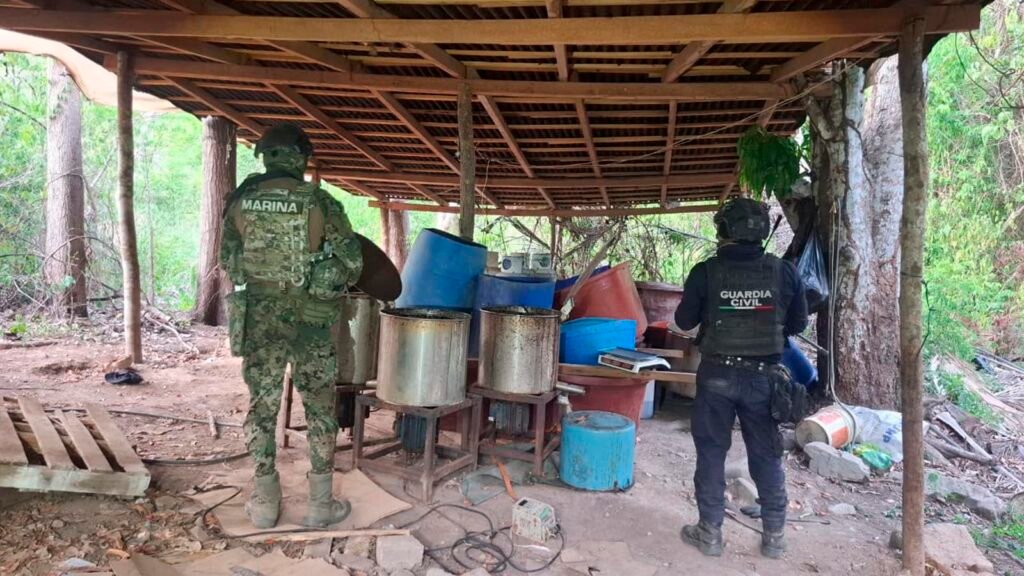 Laboratorio clandestino desmantelado por fuerzas de seguridad en Chuta, Lázaro Cárdenas.