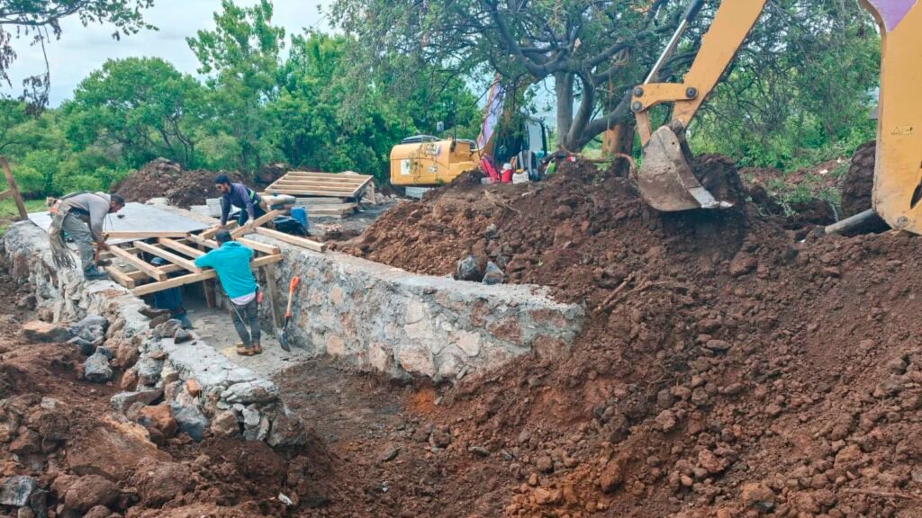 SCOP concluyó la limpieza y desazolve del canal de La Concepción para reducir riesgos de inundación en la salida a Quiroga y mejoró 602 metros del camino de acceso.