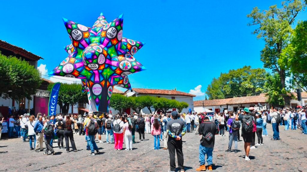 Globos de cantoya iluminan el cielo de Pátzcuaro durante el Cantoya Fest.