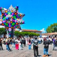 Globos de cantoya iluminan el cielo de Pátzcuaro durante el Cantoya Fest.