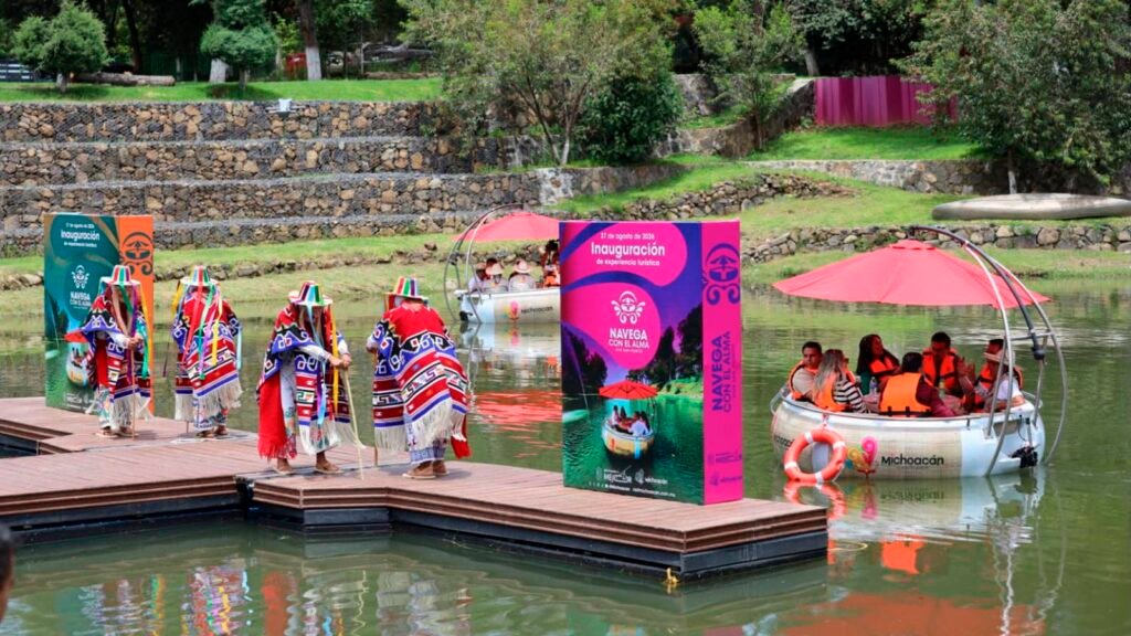 San Pedrito estrena dos lanchas eléctricas para recorrer el lago de Pátzcuaro. El paseo cuesta 50 pesos y los recursos permanecerán en la comunidad.