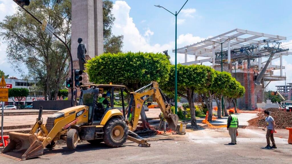 Circulación vehicular en la zona del Obelisco de Morelia durante las obras del Morebús y teleférico