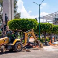 Circulación vehicular en la zona del Obelisco de Morelia durante las obras del Morebús y teleférico