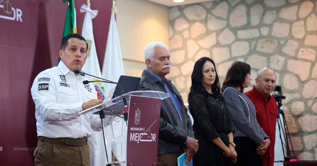 Elementos de la Secretaría de Seguridad Pública durante un operativo en Michoacán.