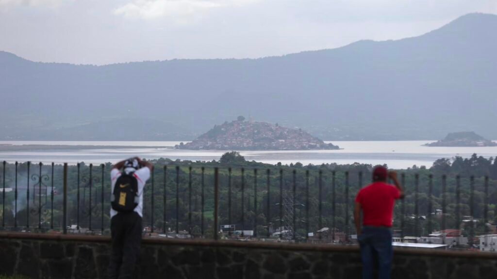 Trabajos de desazolve y recuperación ambiental en el lago de Pátzcuaro, Michoacán.