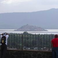 Trabajos de desazolve y recuperación ambiental en el lago de Pátzcuaro, Michoacán.